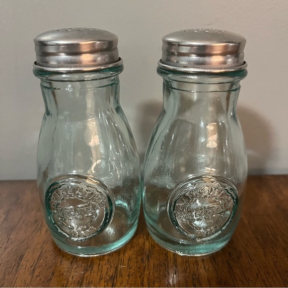 salt and pepper shaker made from recycled glass with a stainless steel lid. - Picture 5 of 9